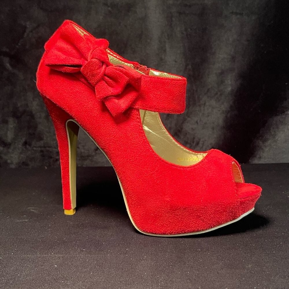 NEVER WORN!! Red velvet heels- size 7